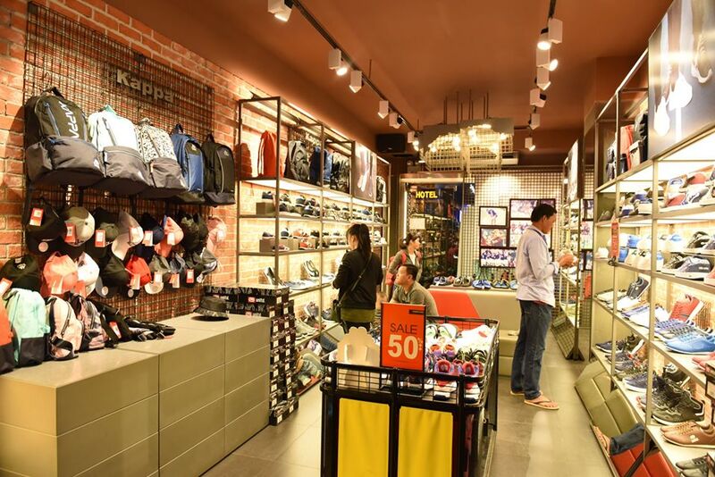 продавница која продава евтини и убави западни чевли во HCMC
