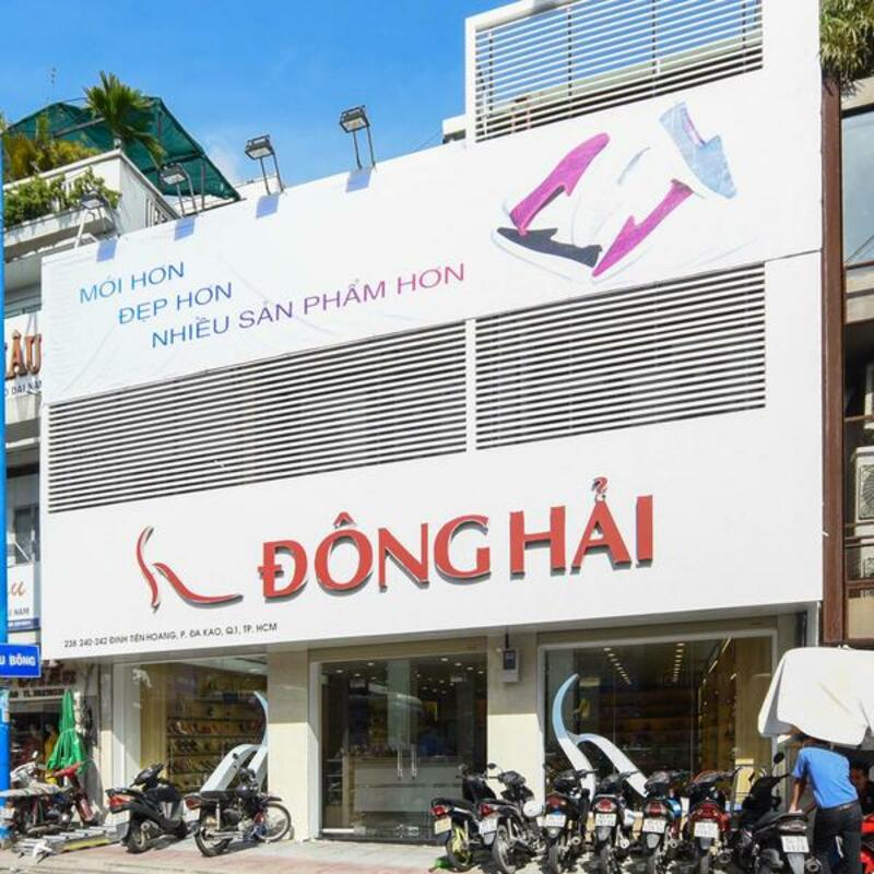 продавница која продава евтини и убави западни чевли во HCMC
